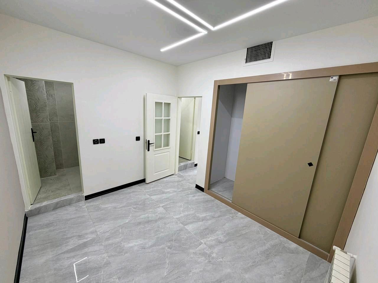 فروش واحد ۹۸ متری مناسب سکونت خانواده در ساختمان ۶ واحدی+پارکینگ — تصویر 8